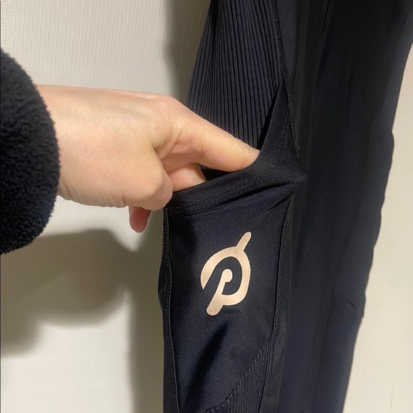 Peloton Women's Black Logo Leggings Medium NWOT - Picture 5 of 11